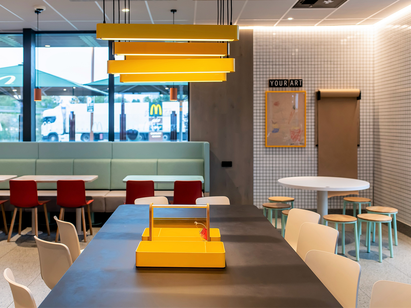 Conception de restaurant - Meubles de restauration sur mesure - McDonald's Human Comfort - Luminaires sur mesure - Meubles sur mesure - Industrie de la restauration