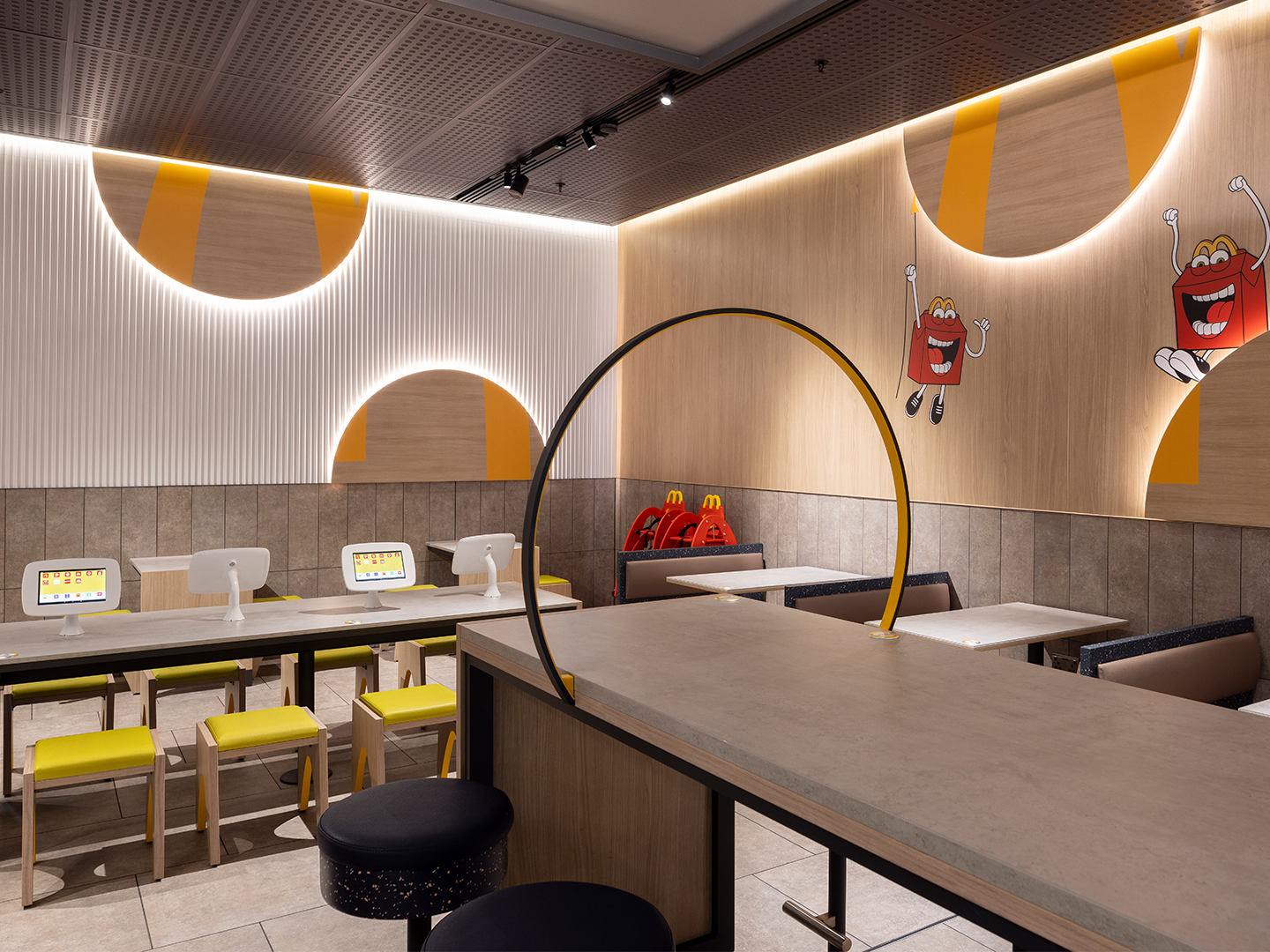 Conception de restaurant - Meubles de restaurant sur mesure - McDonald's Luna - Luminaires sur mesure - Meubles sure mesure - Industrie de la restauration