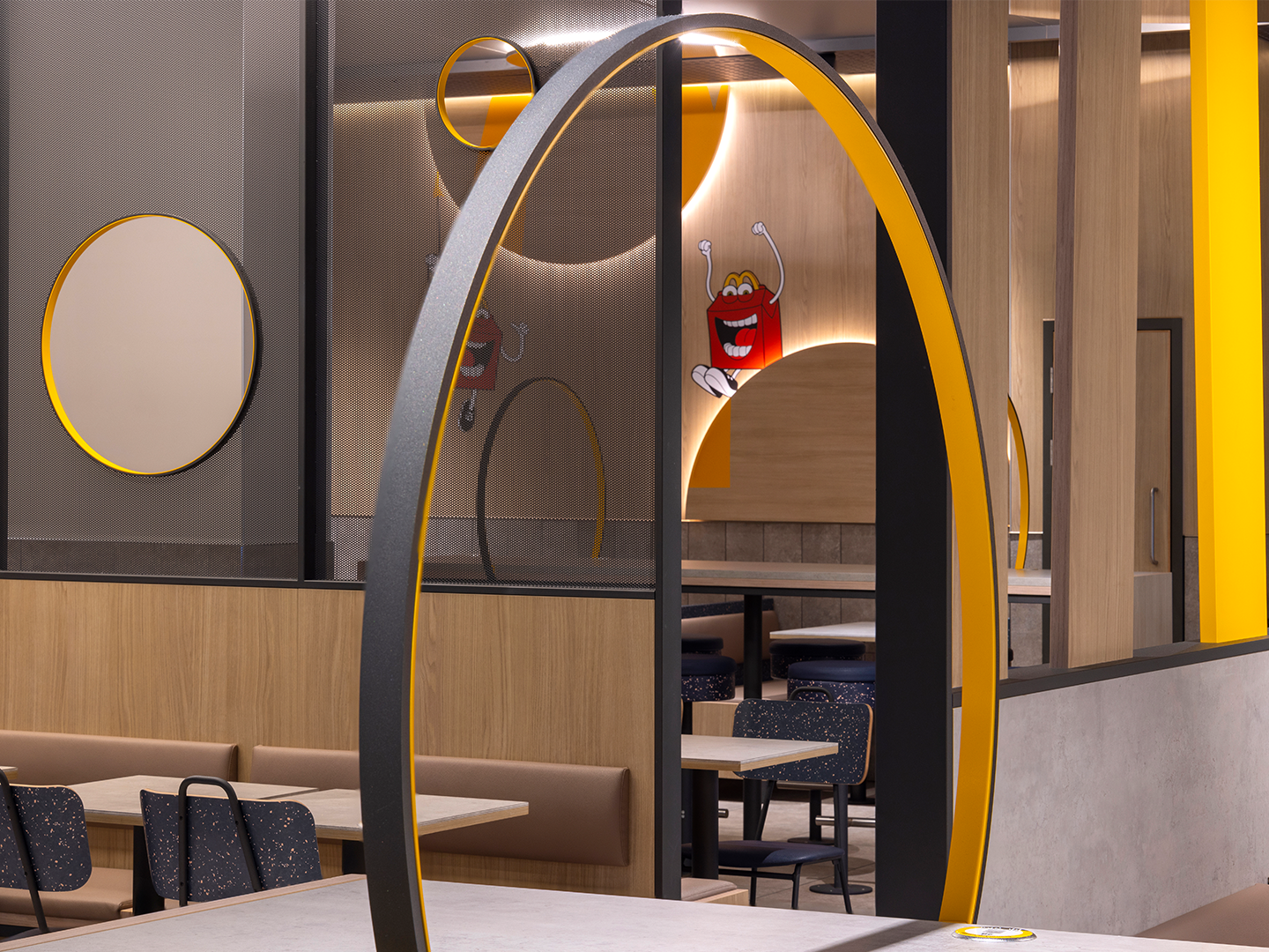 Conception de restaurant - Meubles de restaurant sur mesure - McDonald's Luna - Luminaires sur mesure - Meubles sure mesure - Industrie de la restauration