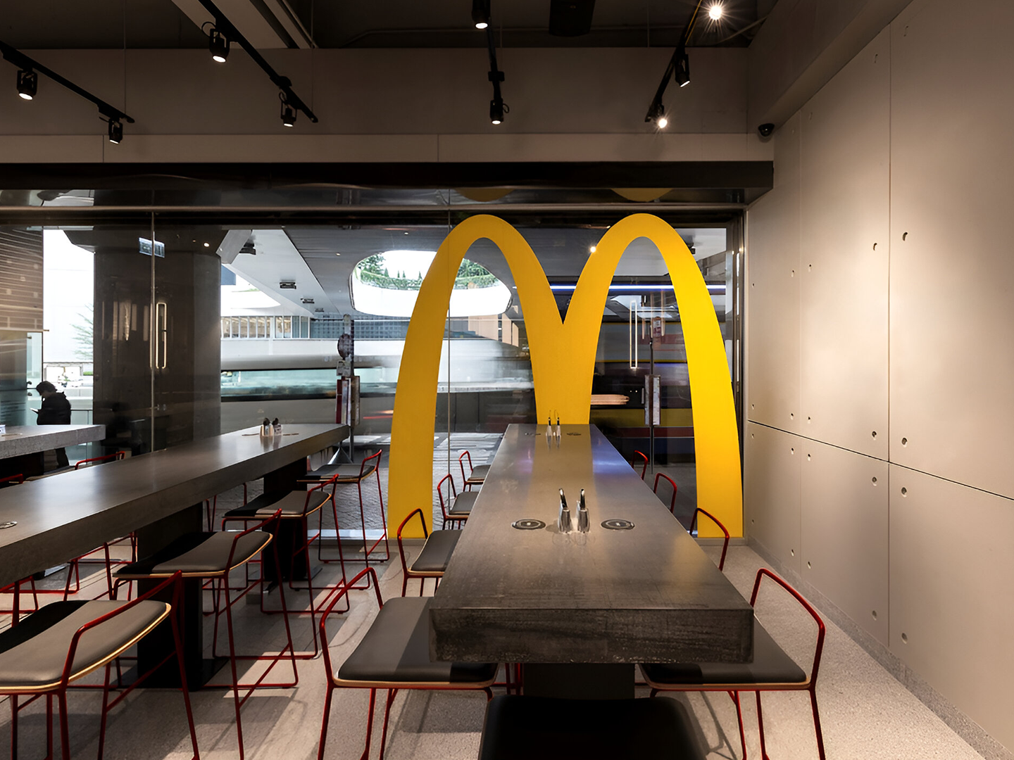 Conception de restaurant - Meubles de restaurant sur mesure - McDonald's Ray - Luminaires adaptés - Meubles sur mesure - Industrie de la restauration